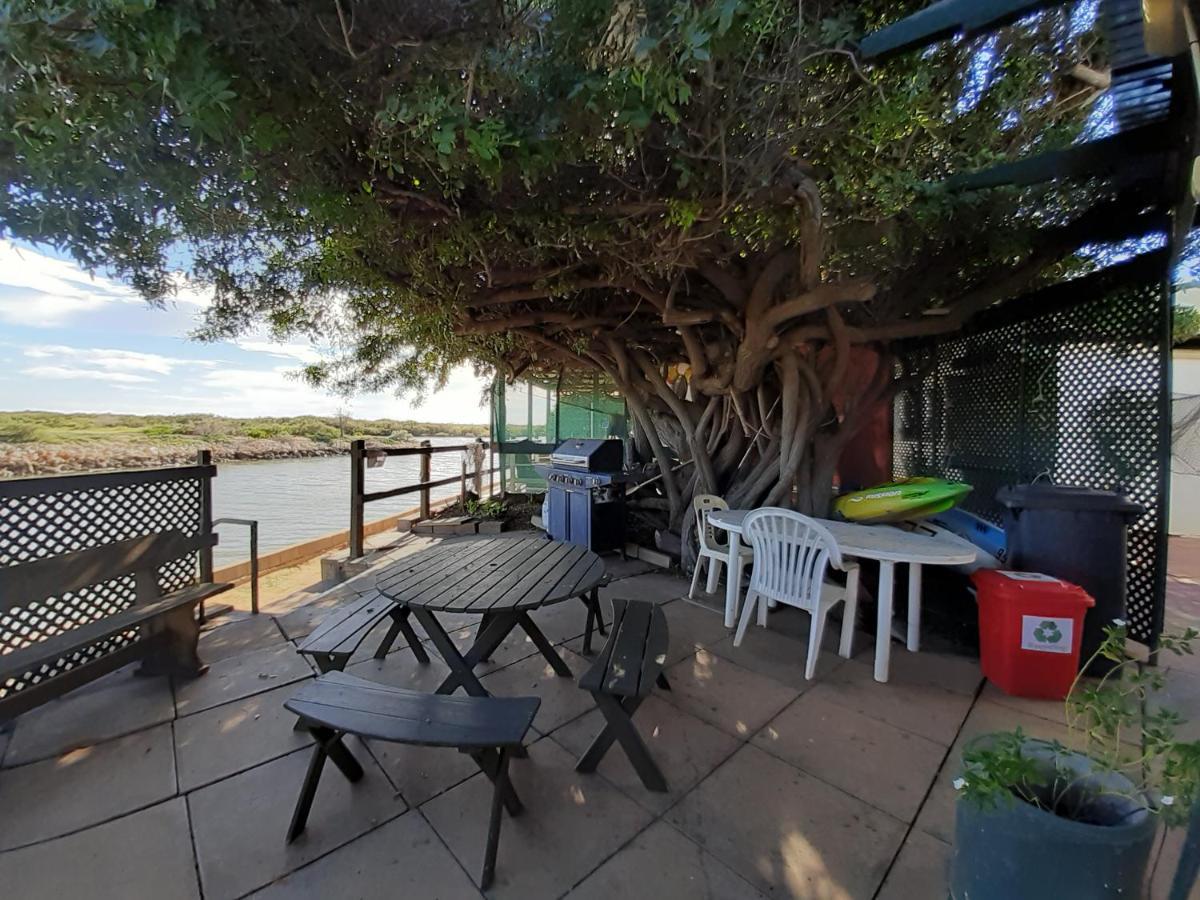 Pelican Point Waterfront Resort Formerly Carnarvon Beach Retreat ภายนอก รูปภาพ