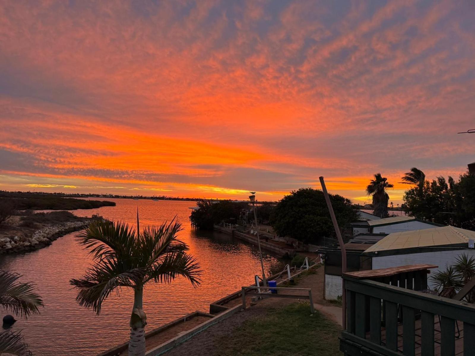 Pelican Point Waterfront Resort Formerly Carnarvon Beach Retreat ภายนอก รูปภาพ