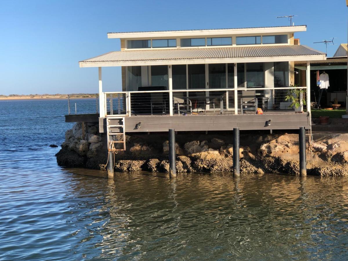 Pelican Point Waterfront Resort Formerly Carnarvon Beach Retreat ภายนอก รูปภาพ